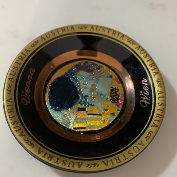 Gustav Klimt Art “ The Kiss “ Porcelain Plates - Picture 7 of 13